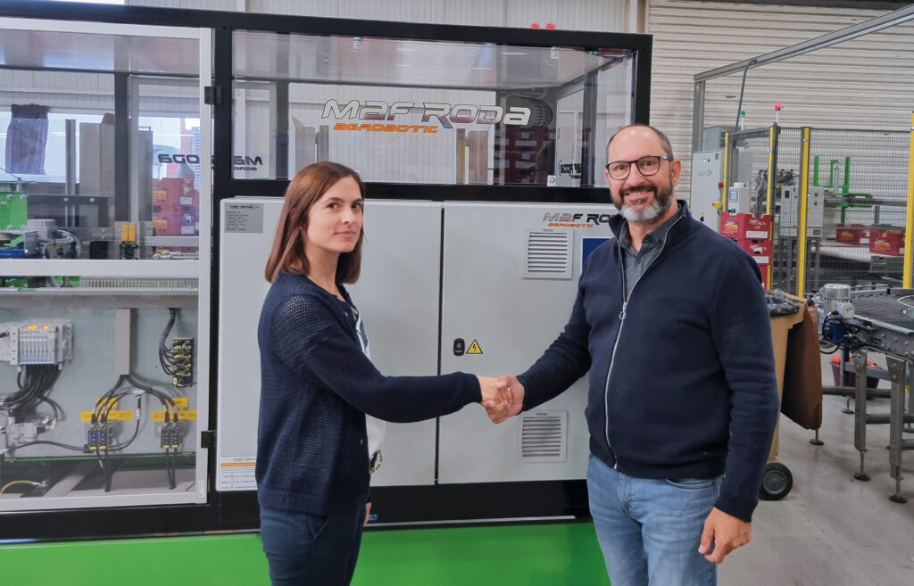 Handshake between SICA POM'ALPES general manager and MAF RODA area manager